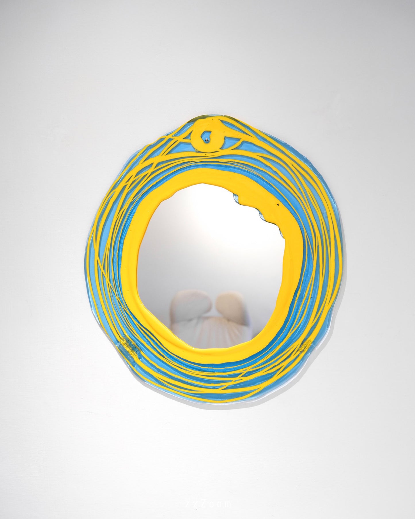 Mirror in hard resin design by Gaetano Pesce for Fish Design, now