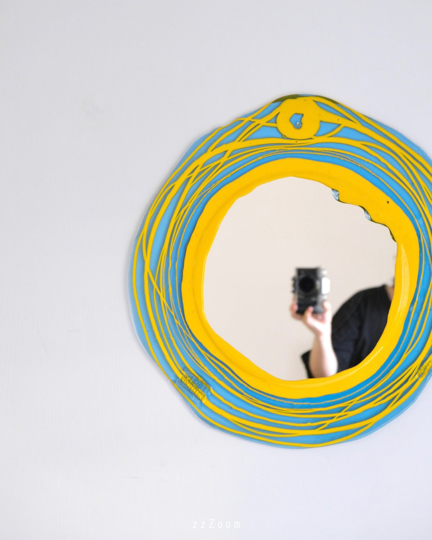Mirror in hard resin design by Gaetano Pesce for Fish Design, now